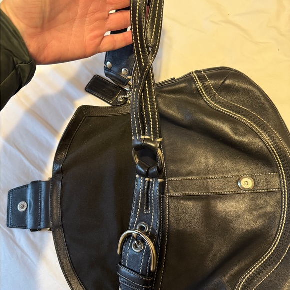 Vintage Coach Black Leather Shoulder Bag with Buckle Detail - Picture 7 of 10
